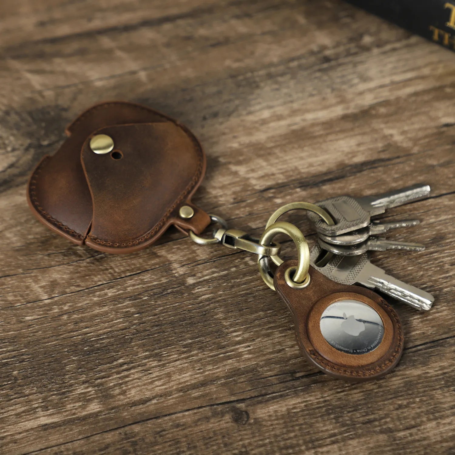 Apple AirTag Keychain Holder - Sleek and Protective Leather Case for Everyday Use
